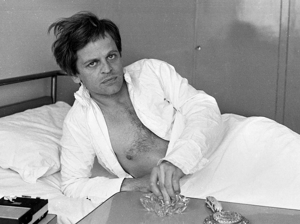 Kinski mit Kippe im Spital – nach einem Drehunfall in Rom.