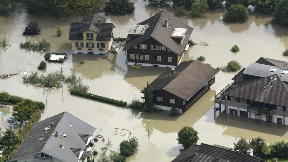 Mehrere Häuser stehen im Wasser.