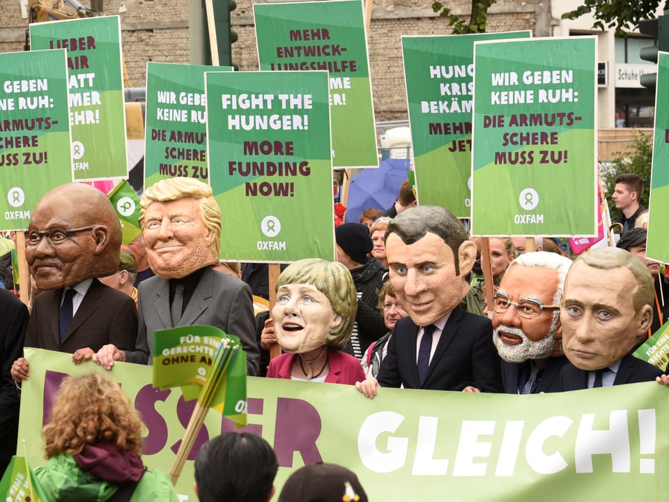 Demonstranten mit Politiker-Masken