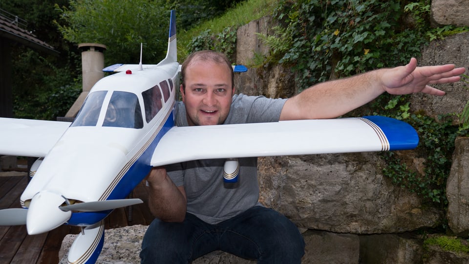 Michael Brunner mit einem Modellflieger.