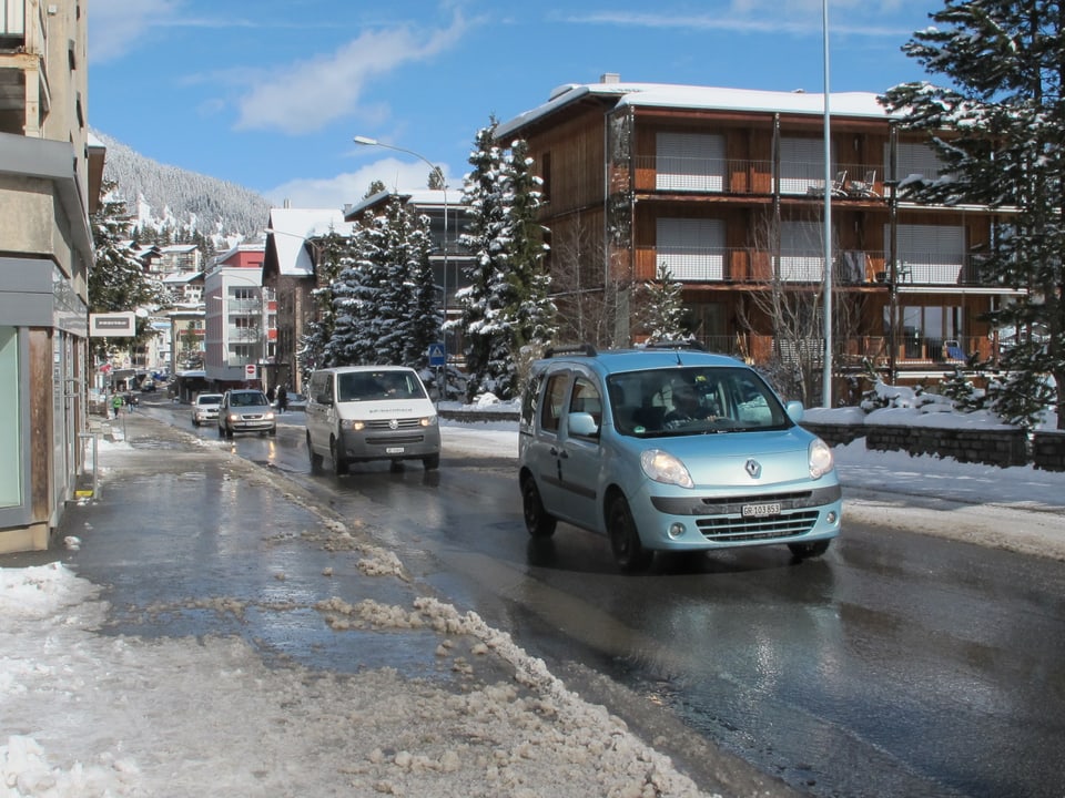 Autos auf Davoser Promenade