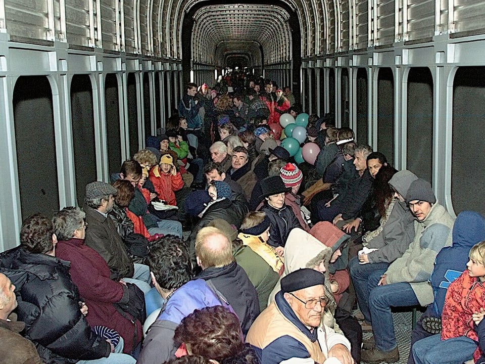 Tausende von Festbesucher liessen sich auf offenen Autoverladewagen durch den 19,1 km langen Schmalspurtunnel fahren.