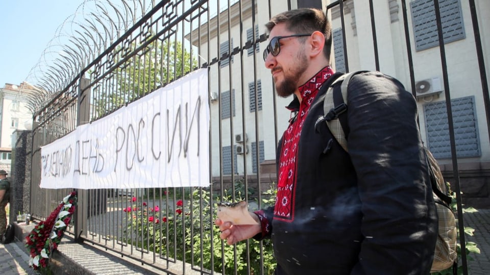 Ponomarjow vor dem Zaun der russischen Botschaft in Kiew.
