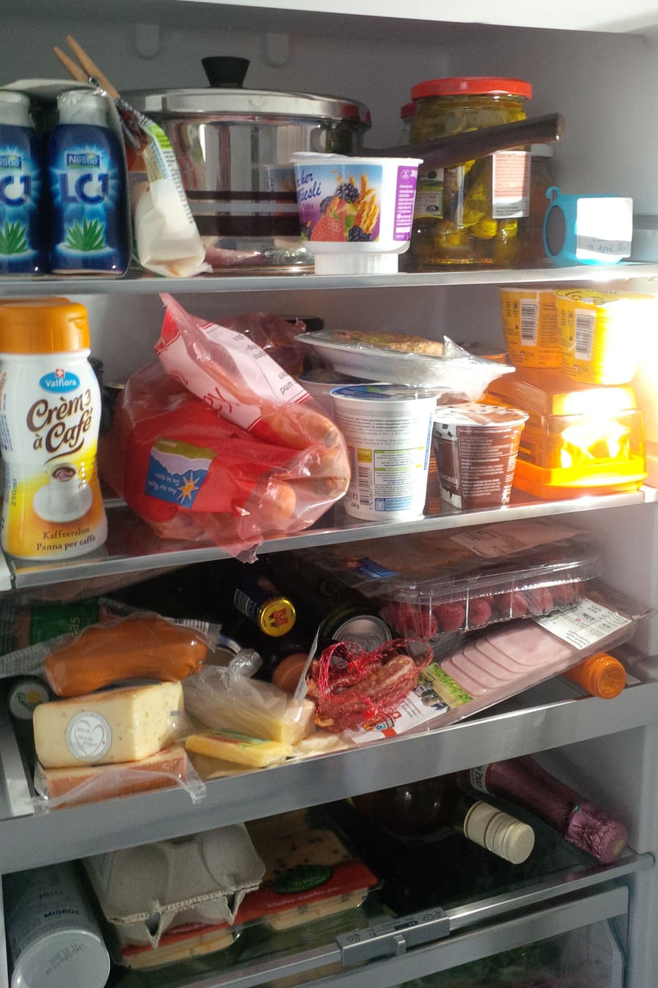 Kühlschrank mit vielen Sachen drin. 