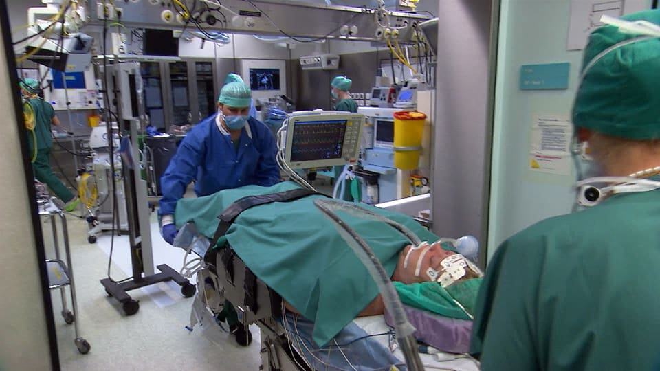 Die Patientin wird in den Operationssaal geschoben.