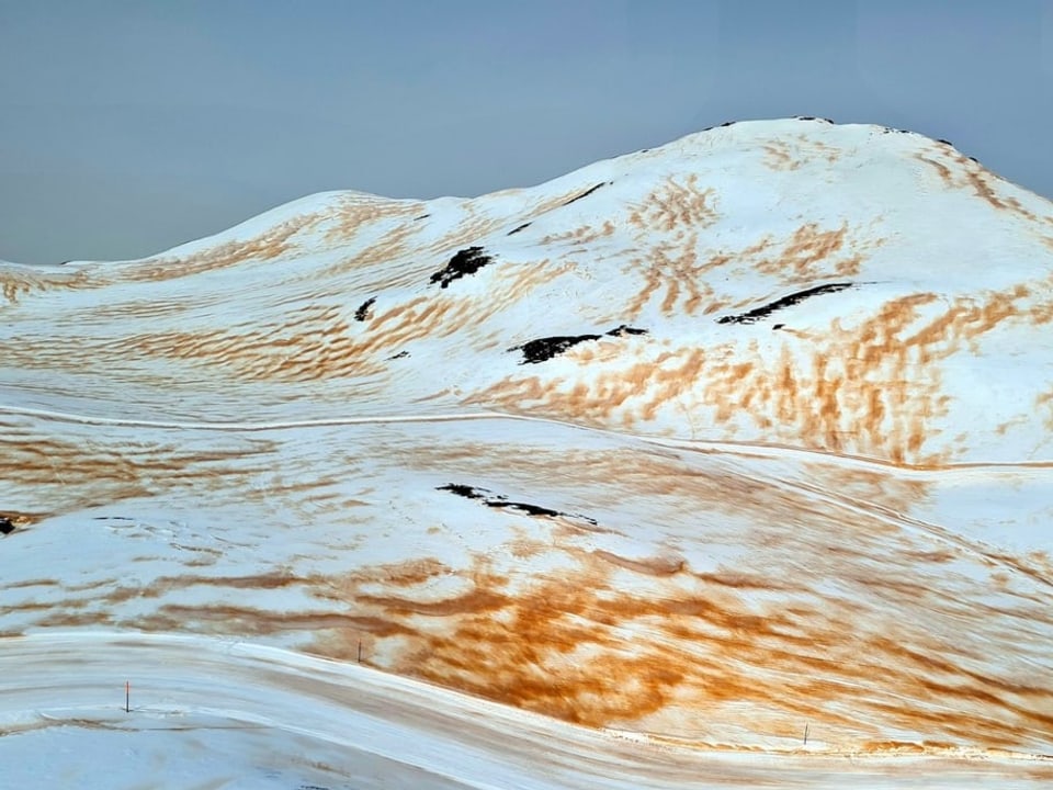 Saharastaub im Schnee als braune Schicht