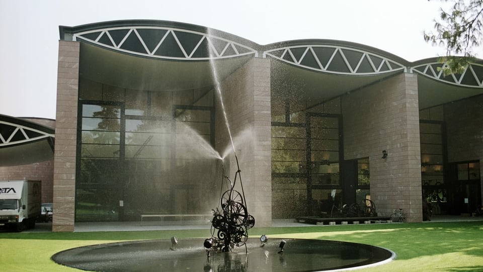 Tinguely-Museum mit Tinguely-Brunnen