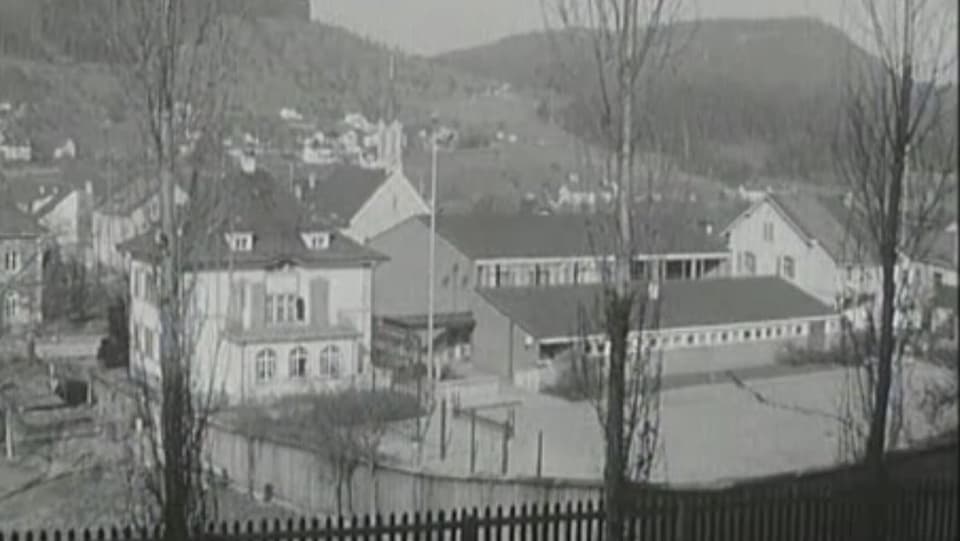 Schwarzweissaufnahme Schulhaus