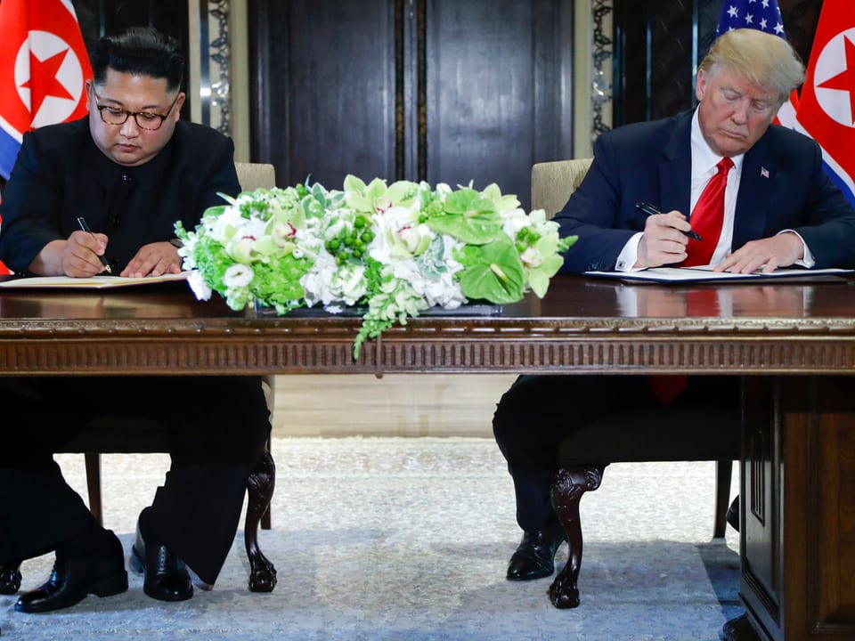 Kim und Trump am Tisch.