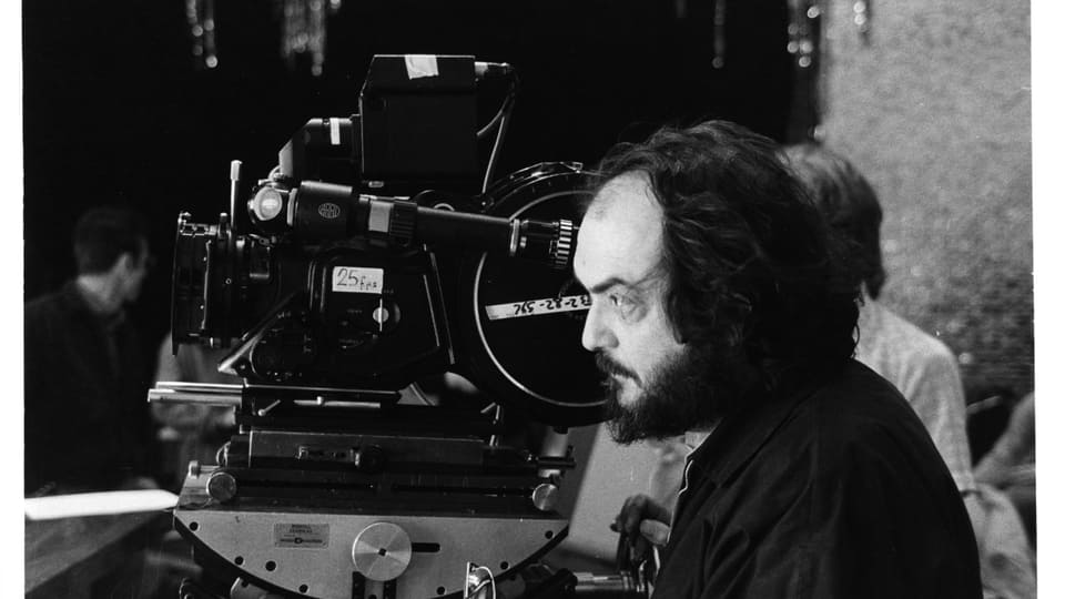 Stanley Kubrick bedient eine Filmkamera.