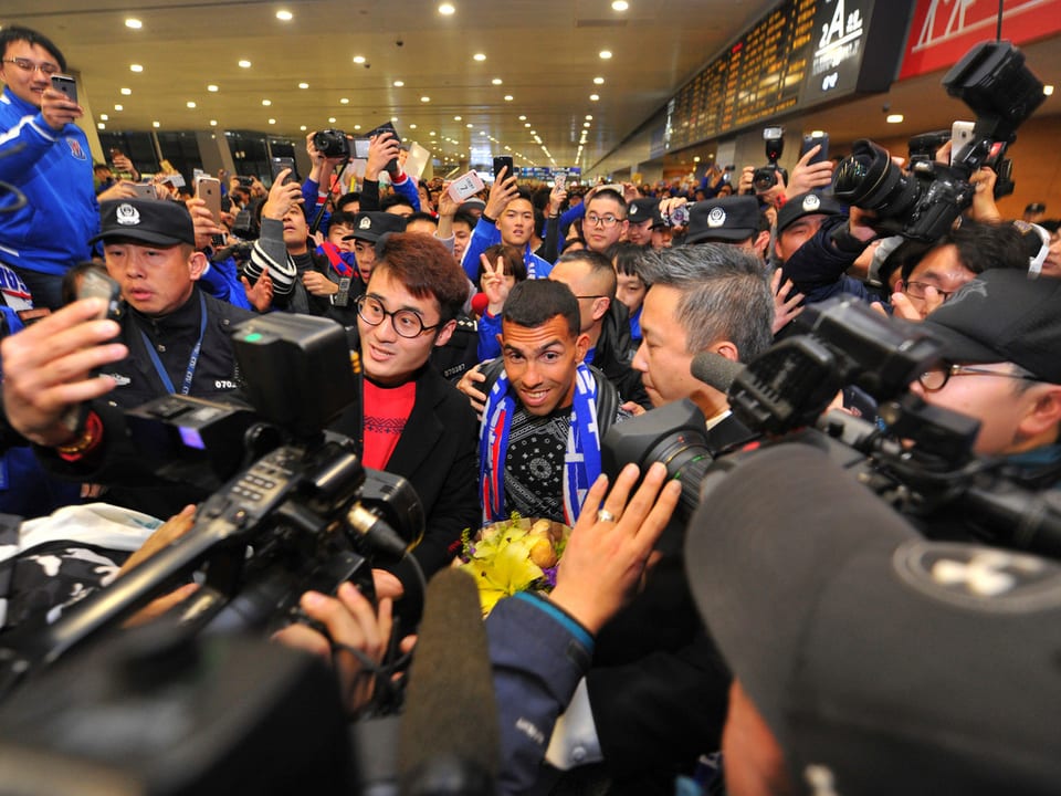 Der Argentinier Carlos Tevez bei seiner Ankunft in Shanghai. 