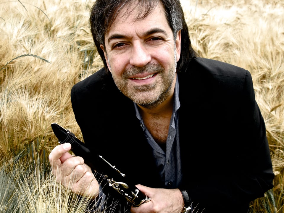 Marco Santilli mit Klarinette in der Hand.