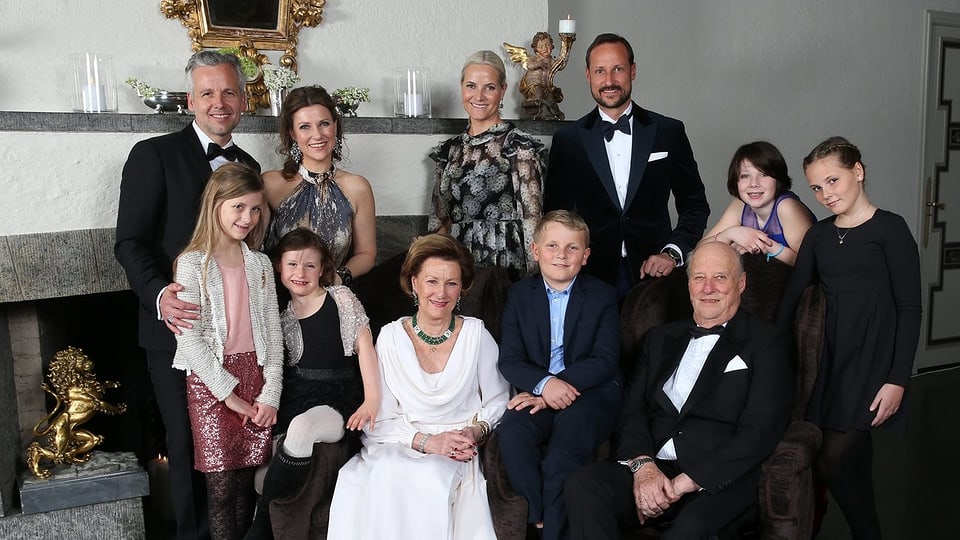Familienfoto der norwegischen Royals vor Kamin