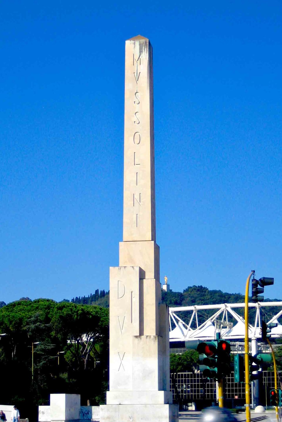 Heller Obelisk umgeben von Verkehr.