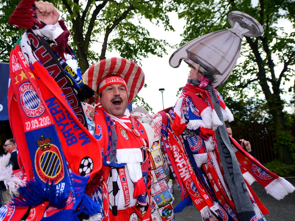 Dieser Bayern-Fan scheint gar nicht genug von Schals zu bekommen.