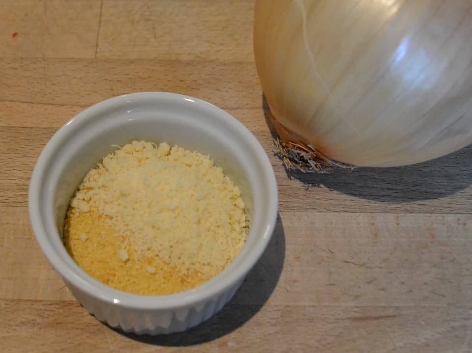 Parmesan und Paniermehl gemischt in Gefäss.