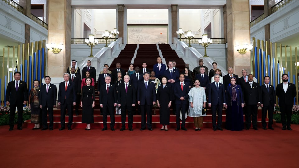 Spitzenpolitiker posieren für ein Gruppenfoto.