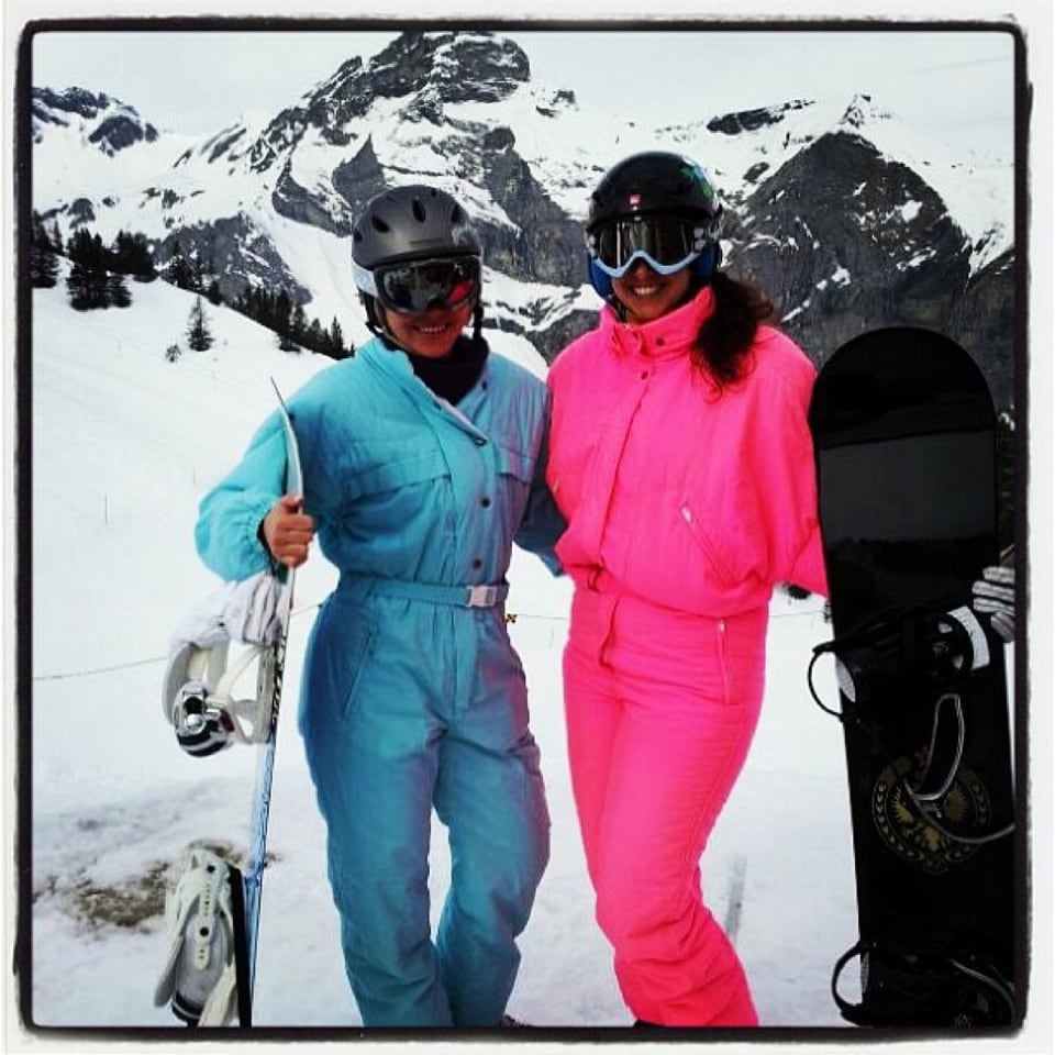 S'Foti zeigt mini gueti Kollegin d‘Jacqueline (links) ond mech im Skiweekend i de Frutt im März 2013 im sexy as hell Retro-Skiazog!