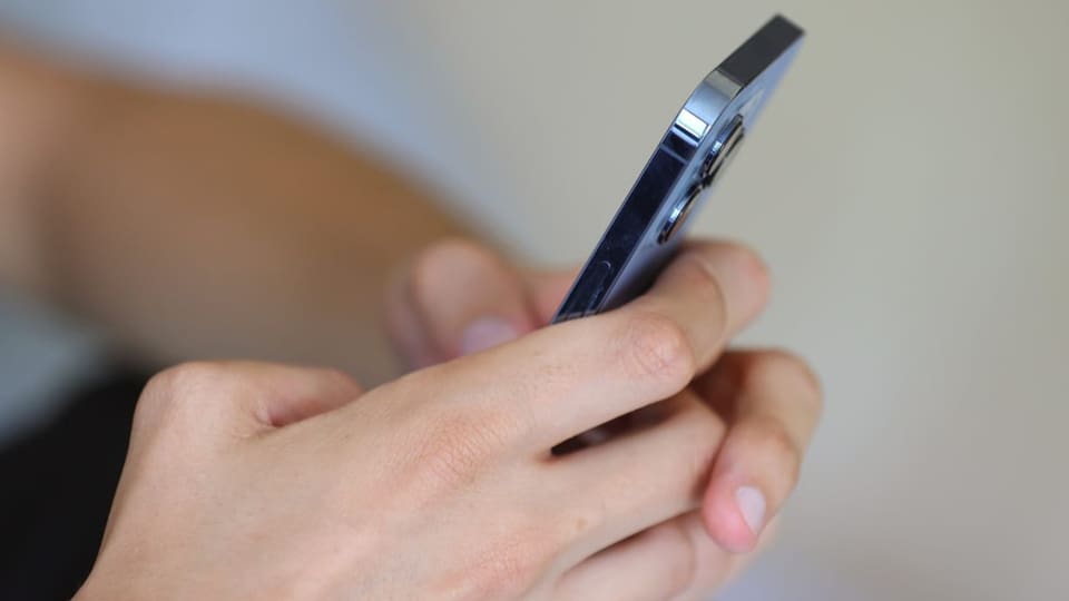 Zwei Hände halten ein Smartphone fest. Es ist eine Nahaufnahme.