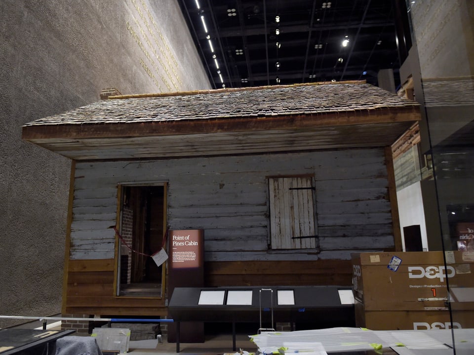 Sklavenhütte als Ausstellungsstück im Museum
