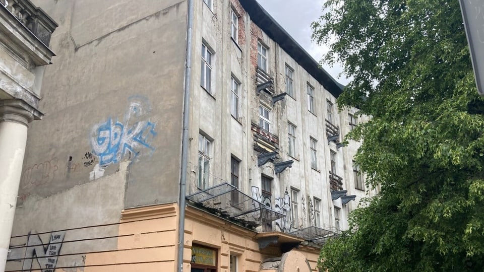 Zrujnowany budynek w centrum Warszawy