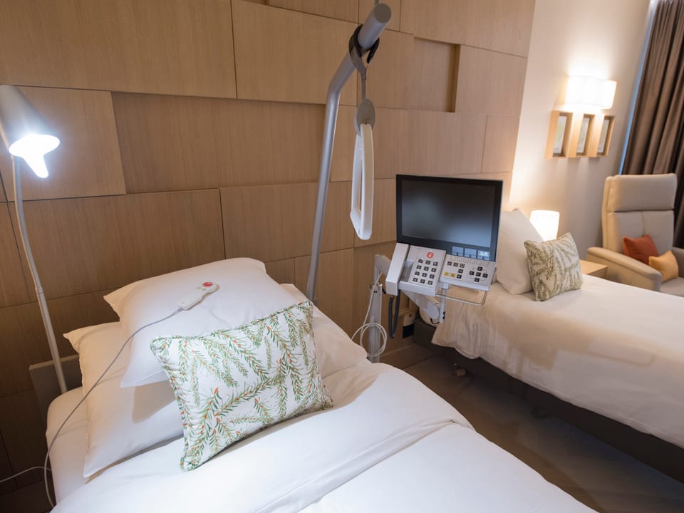 Krankenbett in einem Hotelzimmer.