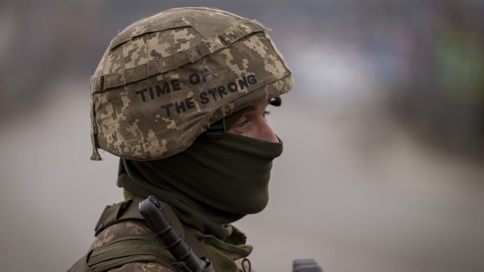 Ein ukrainischer bewaffneter Soldat
