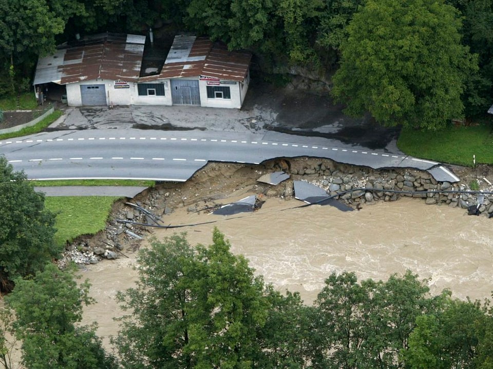 In Werthenstein im Kanton Luzern wurde die Strasse von der Flut weggerissen. 