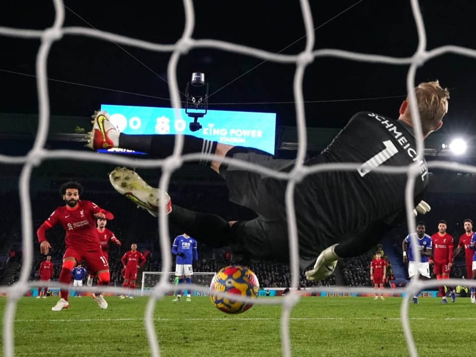 Schlüsselmoment in Leicester Schmeichel pariert den Penalty von Salah.