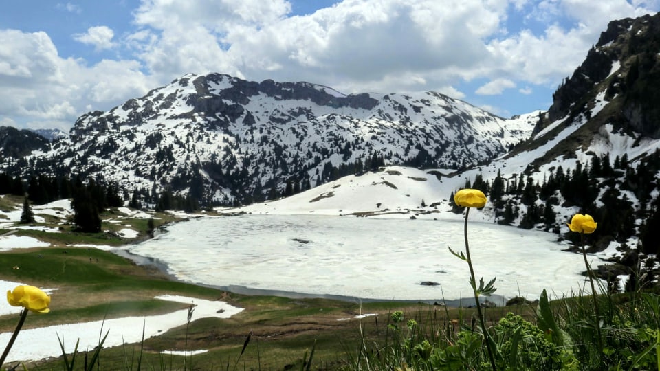 Schneeschmelze Blick auf den noch teilweise zugefrorenen Seebergsee.