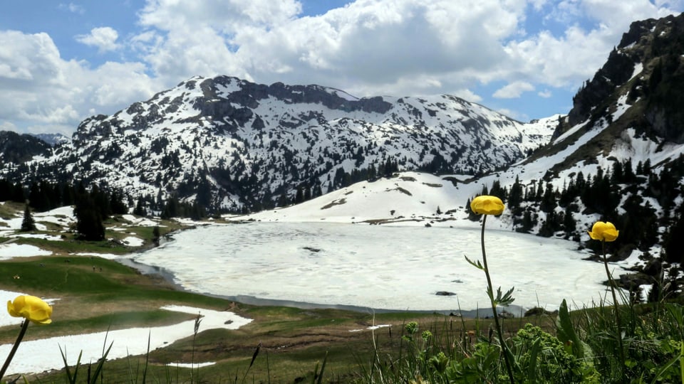 Blick auf den noch teilweise zugefrorenen Seebergsee.