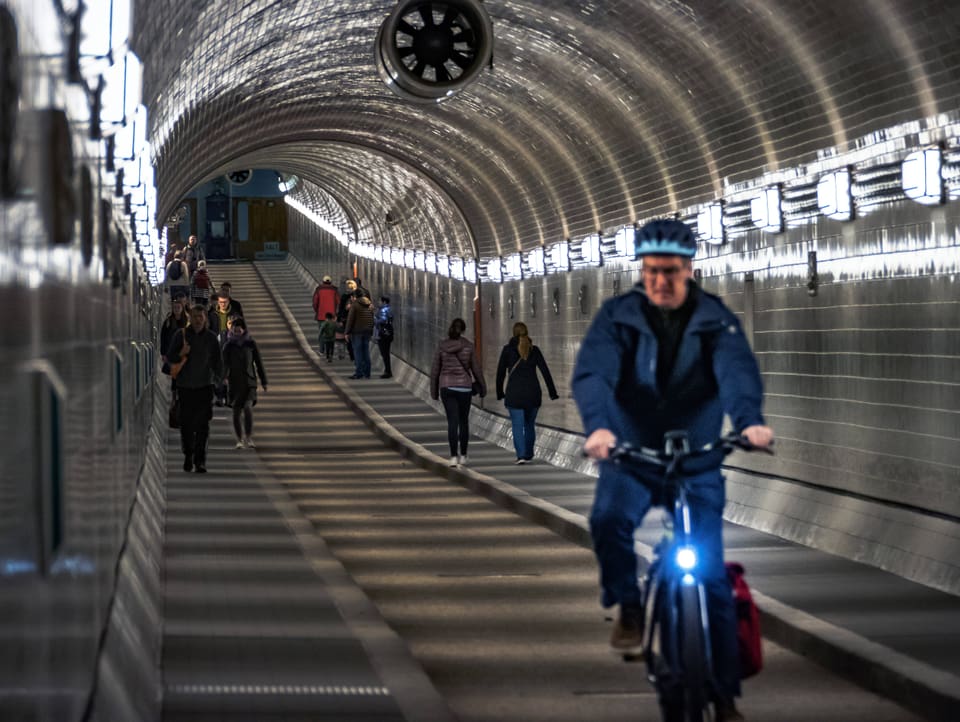 Fussgänger und Velofahren im Hamburger Elbtunnel.