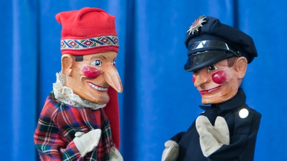 Kasperli- und Polizisten-Puppen im Gespräch