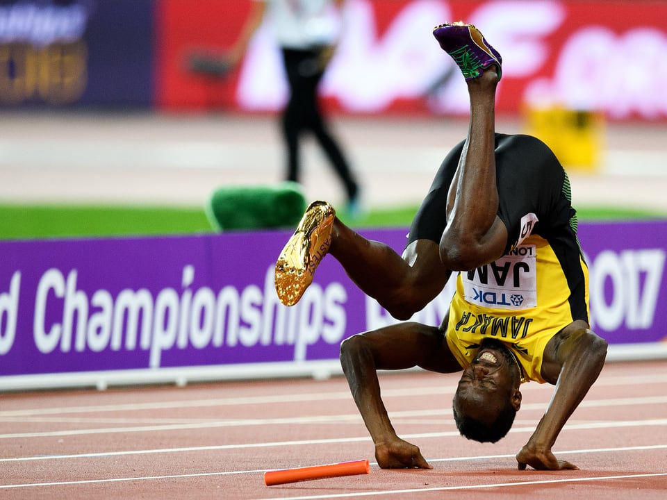 Bolt fällt mit schmerzverzerrtem Gesicht auf die Rennbahn