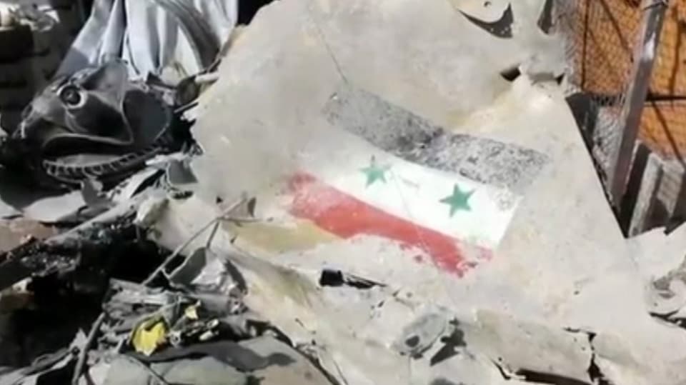 Syrisches Kampfflugzeug stürzt auf Marktplatz ab