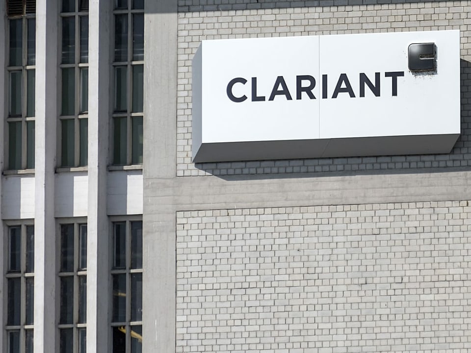 Clariant-Logo an einem Gebäude
