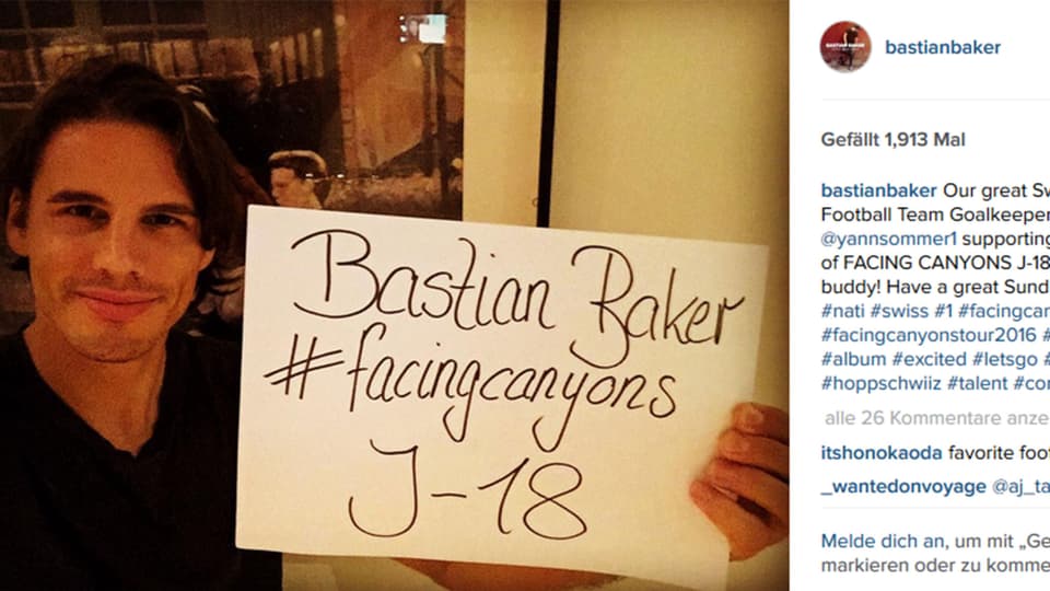 Portrait Yann Sommer. Er hält ein A4-Blatt in der Hand mit der Aufschrift: "Bastian Baker # facingcanyons J-18"