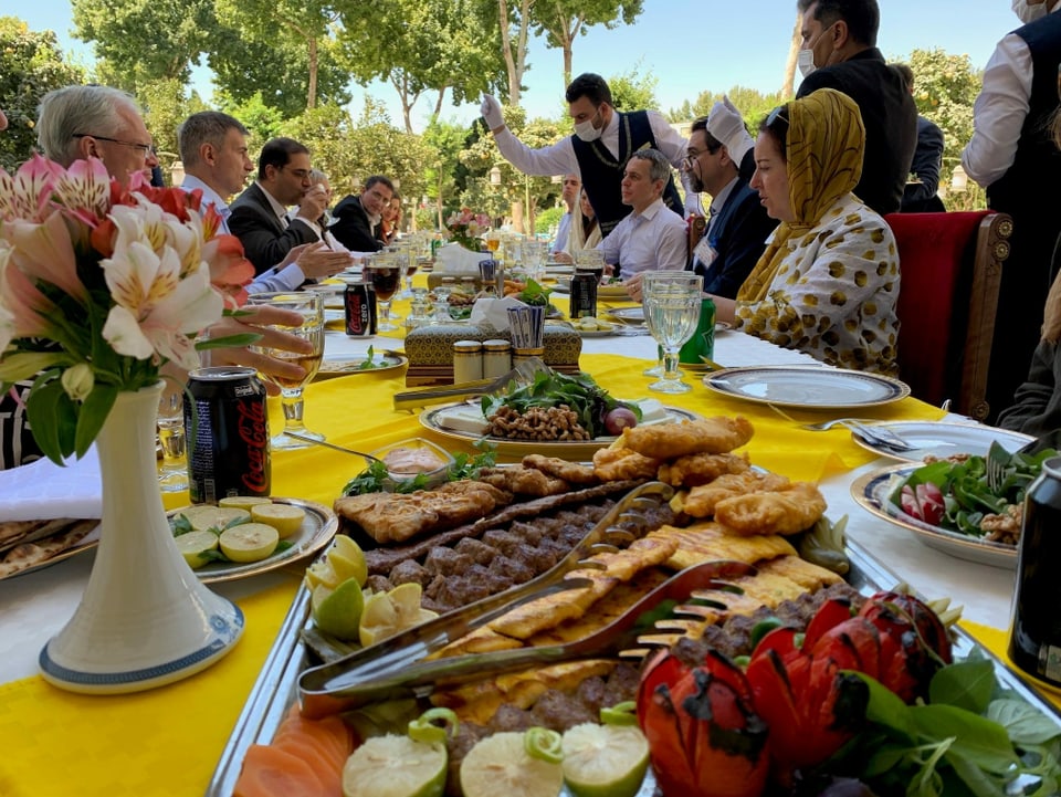 reich gedeckter Tisch mit Gästen