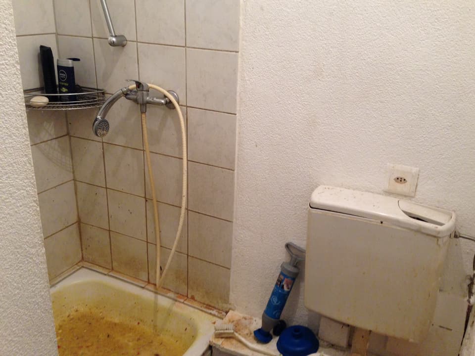 Verdreckte Dusche, zerbrochener WC-Spülkasten.