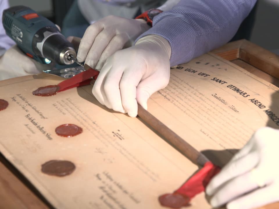 Holzpfeil auf einer historischen Urkunde