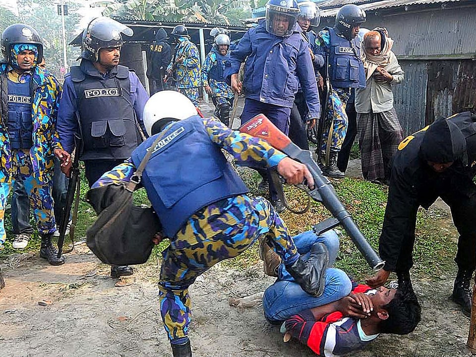 Polizisten verprügeln einen Demonstranten.