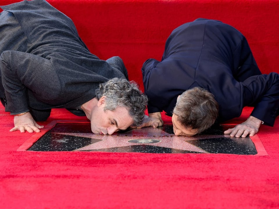 Dafoe and Ruffalo kiss the Hollywood star at the bottom of the Walk of Fame.