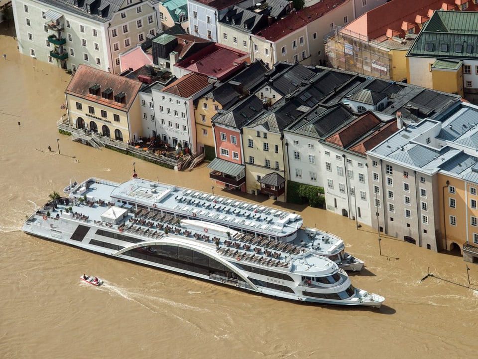 Zwei Kreuzfahrtschiffe ganz nach an Häusern in Passau