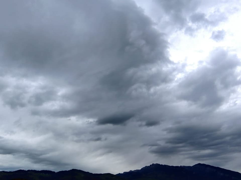 Bewölkter Himmel mit verschiedenen Graustufen.