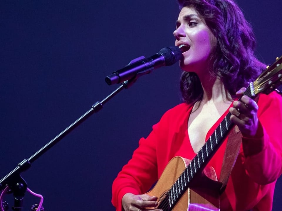 Katie Melua mit Gitarre