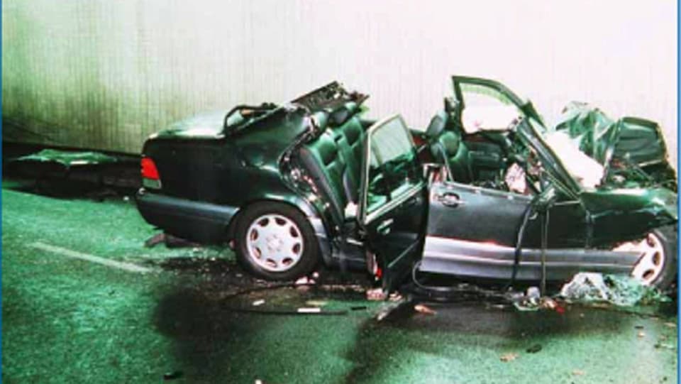 Der Unfallwagen, ein zerstörter Mercedes.