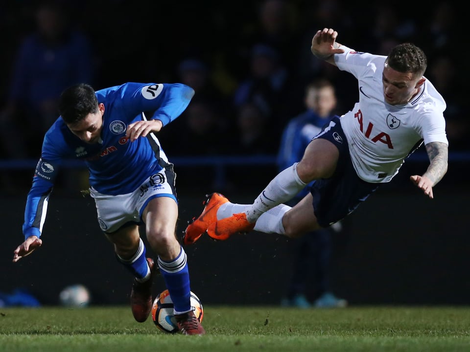 Tottenhams Kieran Trippier und Rochdales Henderson kämpfen um den Ball