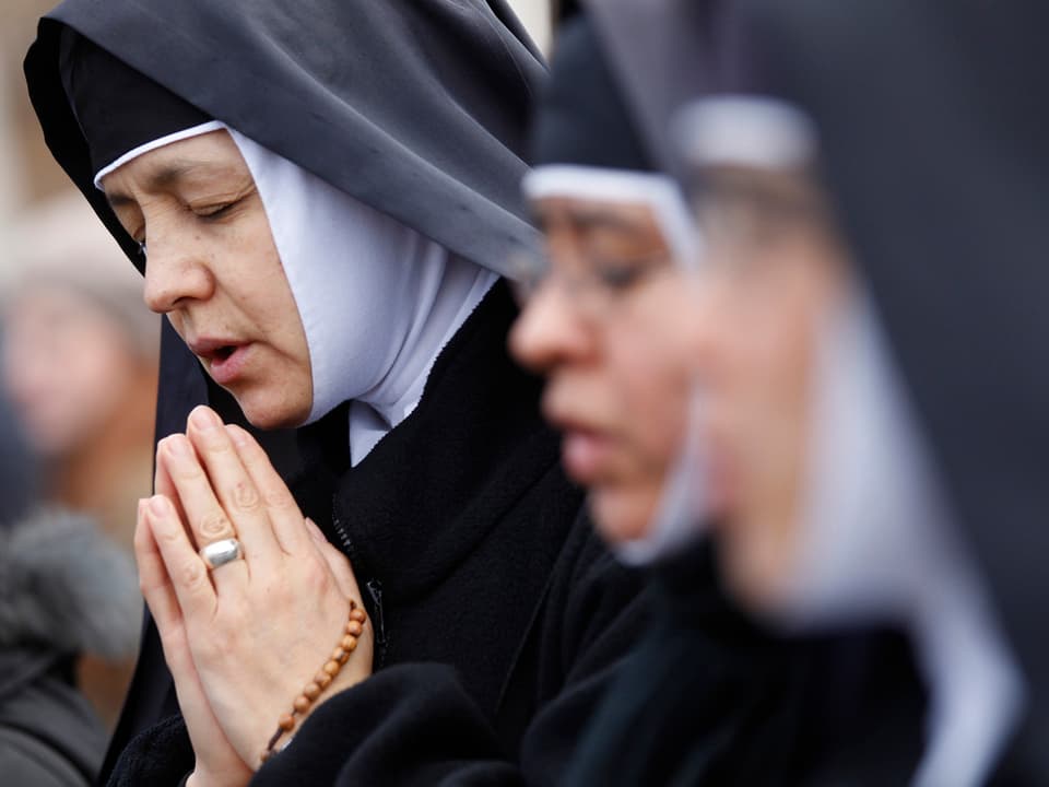 Betende Nonnen auf dem Petersplatz.