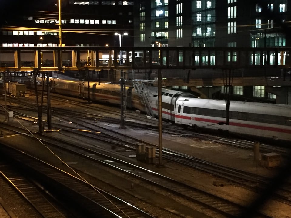 Am Mittwochabend ist bei der Einfahrt in den Bahnhof Basel ein ICE-Zug aus Hamburg entgleist. 