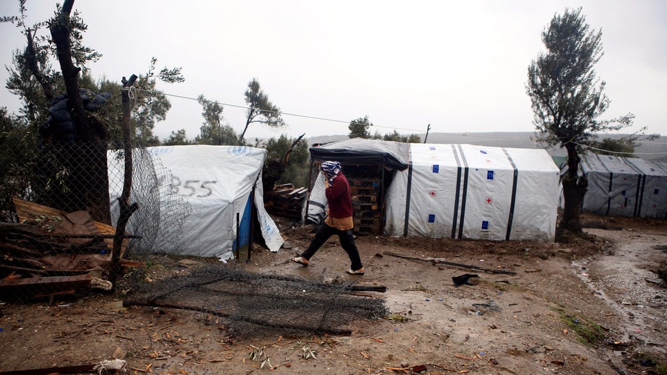 Zeltlager ausserhalb des Flüchtlingslagers Moira auf der griechischen Insel Lesbos.